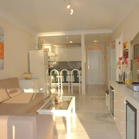 Apartamento Romantic Retreat With Marine View